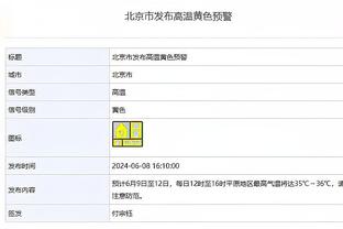 马奎尔到家乡谢菲尔德的儿童医院探望儿童病人，送上圣诞礼物